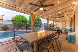 室外游泳池，恒温泳池