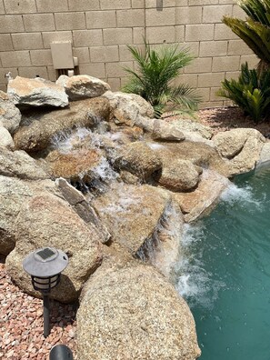 Een buitenzwembad en een verwarmd zwembad