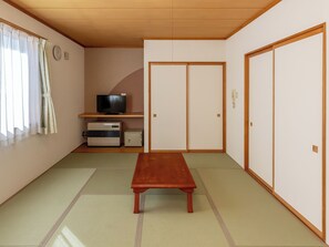 Japanese Room - Quintuple, Non smoking | Desk, free WiFi - OYO Hotel Hachi No Oyado Numadate Heights Akita (Odate)