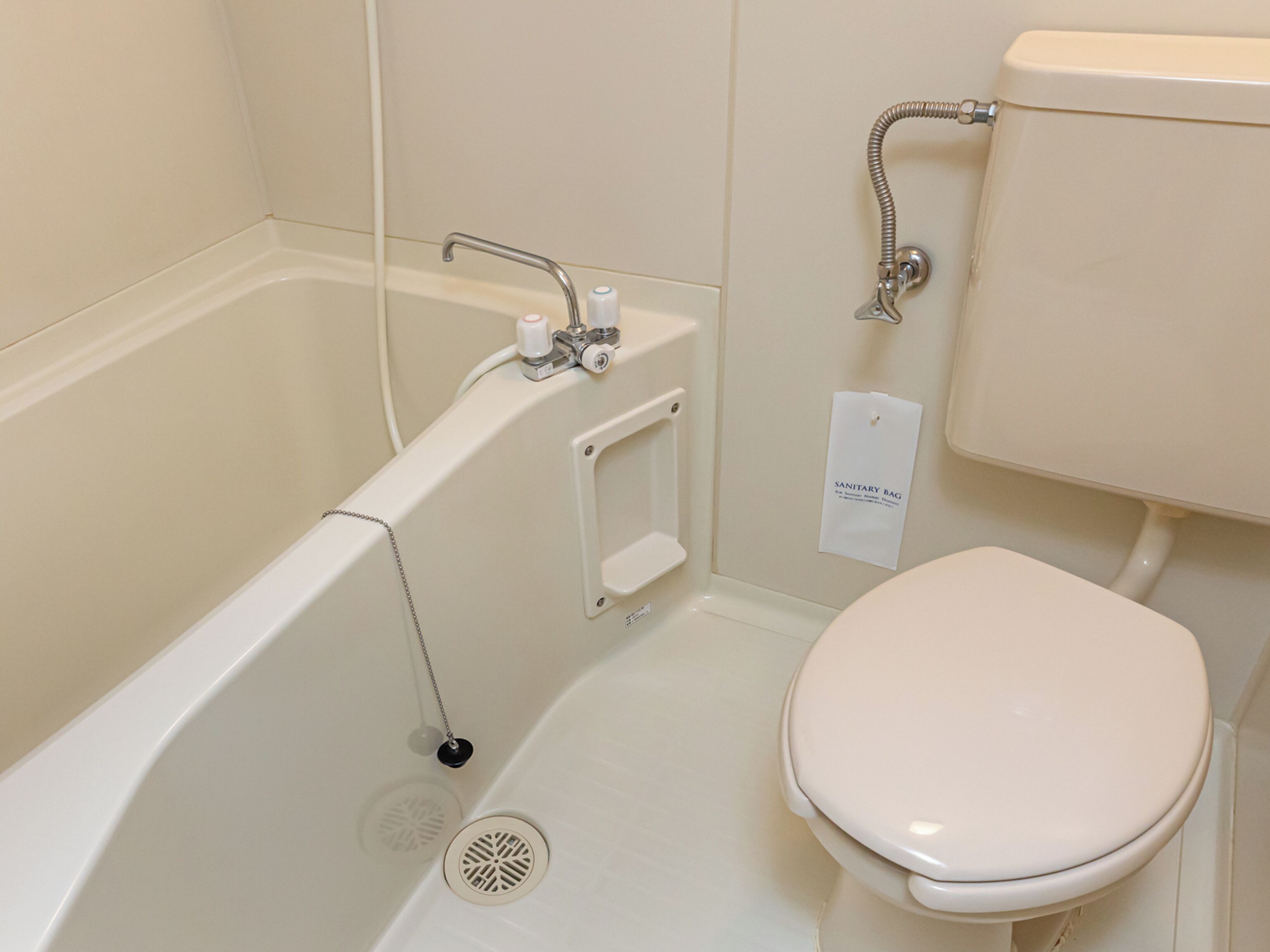 Un baño con una bañera blanca, un inodoro y una ducha.