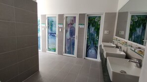 免費梳洗用品、風筒、拖鞋、提供毛巾