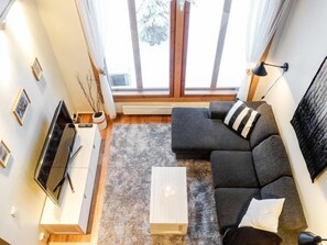 TV, fireplace