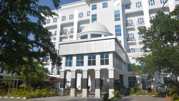 Un edificio de varios pisos con una cúpula central y varios balcones.