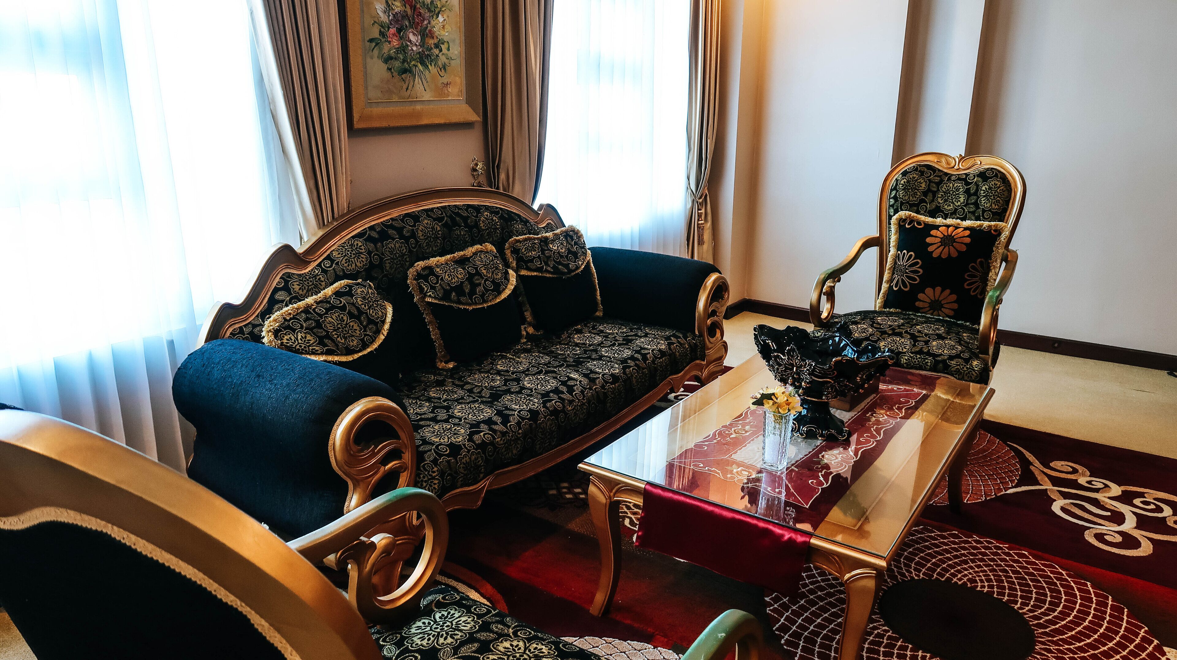 行政雙人房 | 客房內保險箱、書桌、筆電工作空間、熨斗/熨衣板