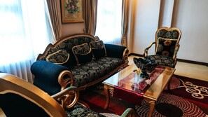 Phòng đôi Executive | Két bảo mật tại phòng, bàn, khu vực làm việc phù hợp cho laptop