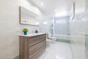 Combined shower/tub, hair dryer, bidet, towels - CA NA ROSA (ES PORTITXOL) - Beautiful house in es Portitxol, boasting a great back terrace (Palma)