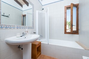Combined shower/bathtub, hair dryer, towels - ALGA MARINA - Fantastic house with a beautiful terrace and with the beach of Son Serra de (Santa Margalida)