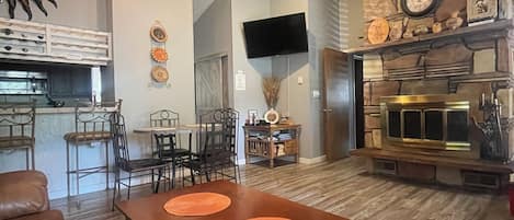 Smart-TV, peis, DVD-spiller og bøker