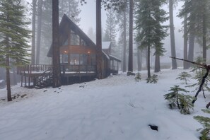 Exterior - 2 Mi to Northstar Resort: Idyllic Cabin w/ Shuttle (Truckee)