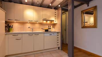 Een koelkast, een microgolfoven, een kookplaat, een vaatwasser