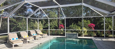 Utomhuspool och uppvärmd pool