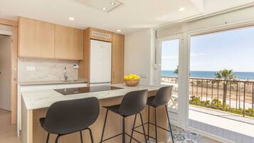 Een koelkast, een magnetron, een oven, een vaatwasser