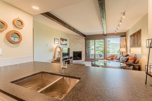 West Condominiums | Walk to Slopes | Views!
