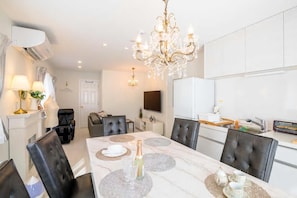 Maison (Private Vacation Home) | Restauration dans la chambre