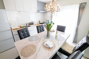 独立别墅 (Private Vacation Home) | 私人厨房 | 冰箱、微波炉、炉灶、电热水壶