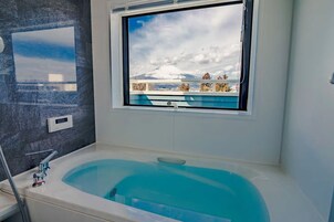 独立别墅 (Private Vacation Home) | 浴室 | 独立的浴缸和淋浴、深泡浴缸、免费洗浴用品、浴袍