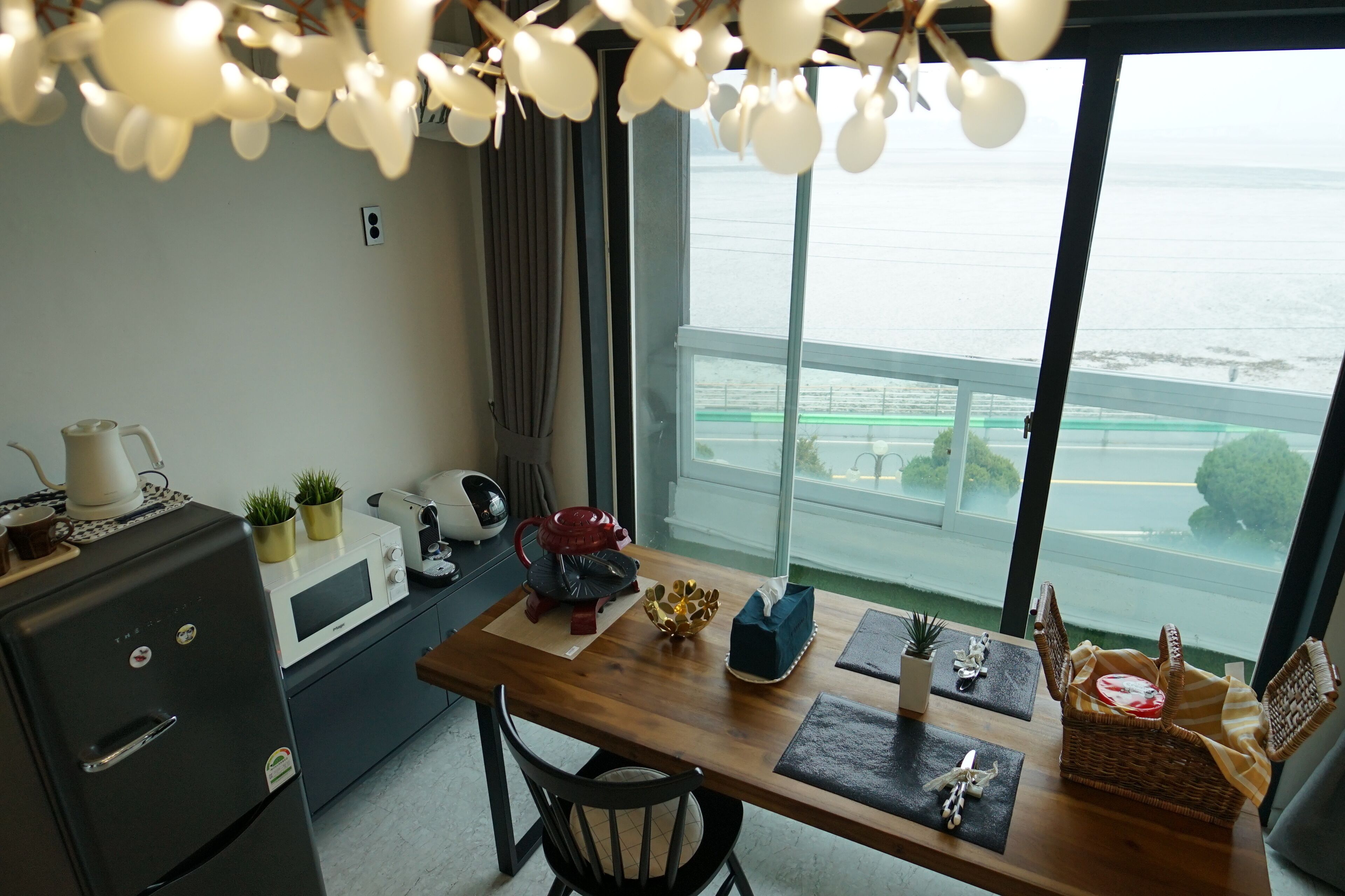 VVIP2 | 客室内のダイニングエリア