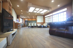 Group Room | Living area | Flat-screen TV