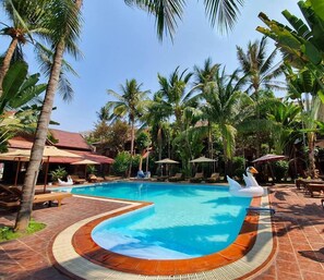 Outdoor pool, open 8:00 AM to 10:00 PM, pool umbrellas, sun loungers - Sam Moon's Hotel Angkor (Siem Reap)