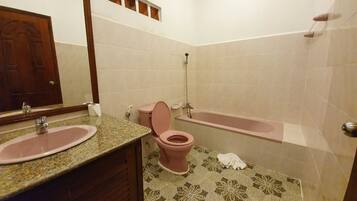 Superior Twin Room | Bathroom | Shower, free toiletries, towels