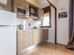 Een koelkast, een magnetron, een oven, een broodrooster