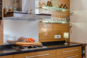 Réfrigérateur, micro-ondes, four, plaque de cuisson