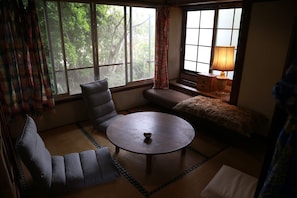 Nhà (Private Vacation (Home)) | Khu phòng khách | TV