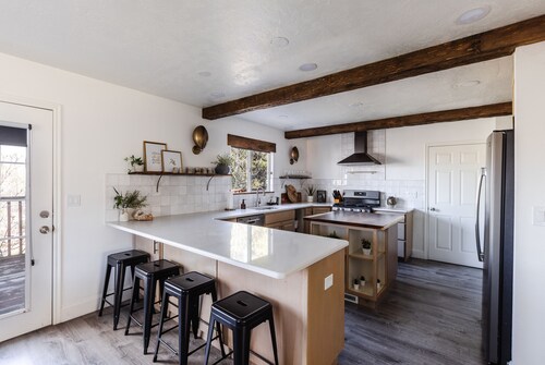 The Orchard near Zion, KING Beds and Hot Tub!