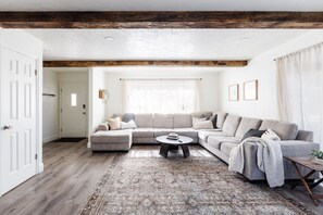 TV, DVD player, video library - The Orchard near Zion, KING Beds and Hot Tub! (La Verkin)