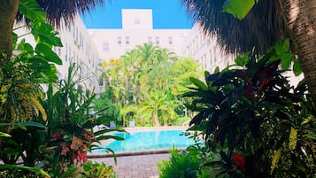 Een buitenzwembad, een verwarmd zwembad