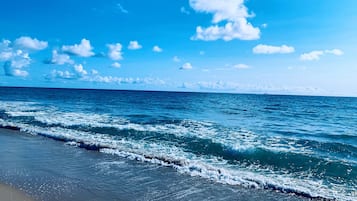 Beach nearby, sun-loungers, beach towels