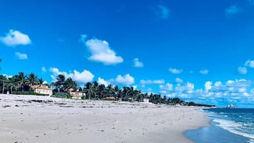 Vlak bij het strand, ligstoelen aan het strand, strandlakens
