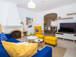 TV, fireplace - Villa Bel Mar by Stay ici | Algarve Holiday Rental (Albufeira)