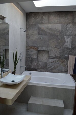 Shower, jetted tub, hair dryer, towels - Villas Las Tunas II  -  Yucatan Home Rentals (Uaymitun)