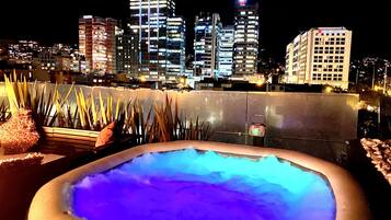Outdoor spa tub