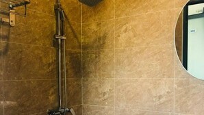 Bathroom sink - Hà Lê Hotel (Xuan Huong - Da Lat)