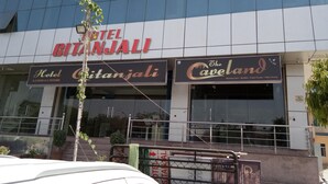 Ein Hotel namens "Hotel Citranjali" mit Hinweisschildern für das Restaurant "The Caveland".