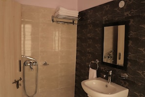 Standard Double Room | Bathroom | Shower, rainfall showerhead, slippers, towels