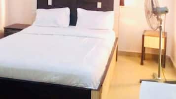 Caja de seguridad en la habitación, escritorio y ropa de cama