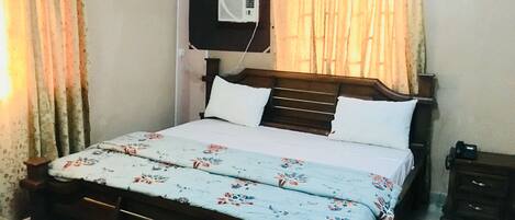 In-room safe, desk, bed sheets