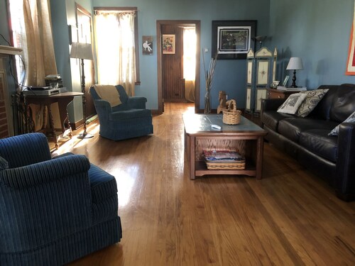 Lamplight Cottage, easy walk to Main Street!