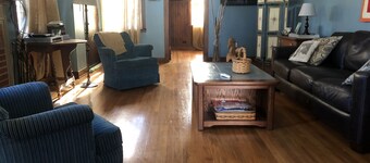 Lamplight Cottage, easy walk to Main Street!