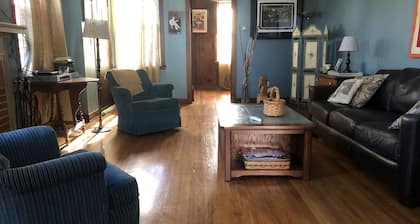 Lamplight Cottage, easy walk to Main Street!