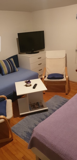 Quarto triplo | Área de estar | TV de tela plana