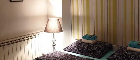 Triple Room | Desk, soundproofing, iron/ironing board, free WiFi