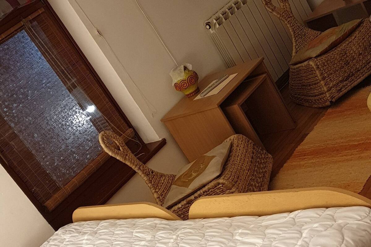 Double Room | Meja, kalis bunyi, seterika/papan seterika, Wi-fi percuma