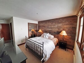 6 chambres, bureau, fer et planche à repasser, lit de bébé portatif