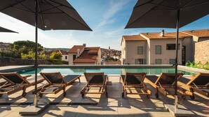 Outdoor pool, pool umbrellas, sun loungers - Hotel Verbenicum (Vrbnik)
