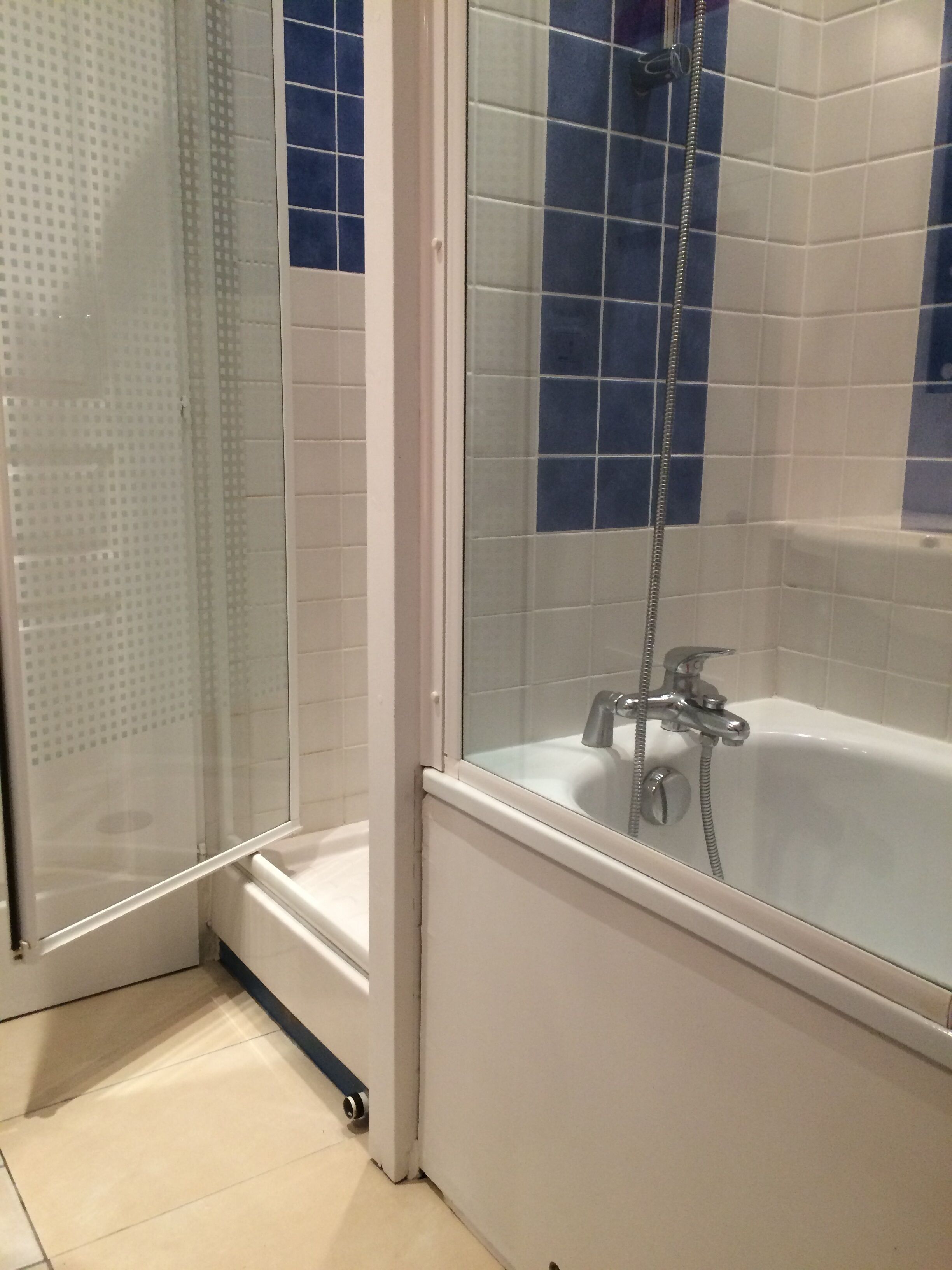 Une salle de bain avec une douche à parois de verre et une baignoire.