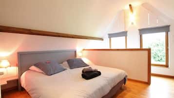 1 habitación, cuna de viaje y ropa de cama